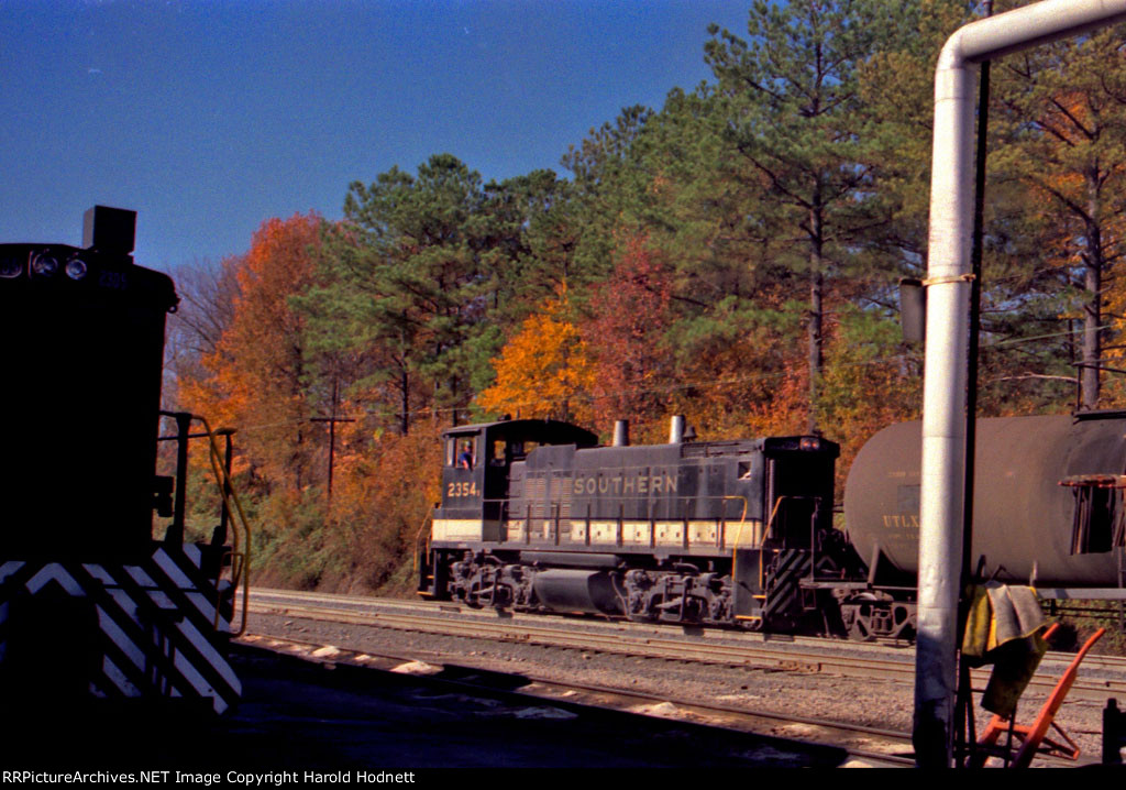 SOU 2354 switches the yard